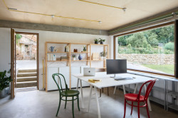 Pohled do interiéru novostavby, kde má své studio Ateliér Za Mák. (Krafferova zahrada v Jindřichově Hradci od matěj šebek architekti a Ateliér Za Mák)