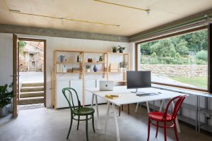 Pohled do interiéru novostavby, kde má své studio Ateliér Za Mák. (Krafferova zahrada v Jindřichově Hradci od matěj šebek architekti a Ateliér Za Mák)