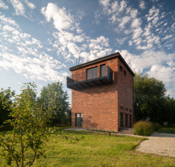 Ateliér Laplan proměnil bývalou trafostanici v moravském Vyškově na kanceláře a byt