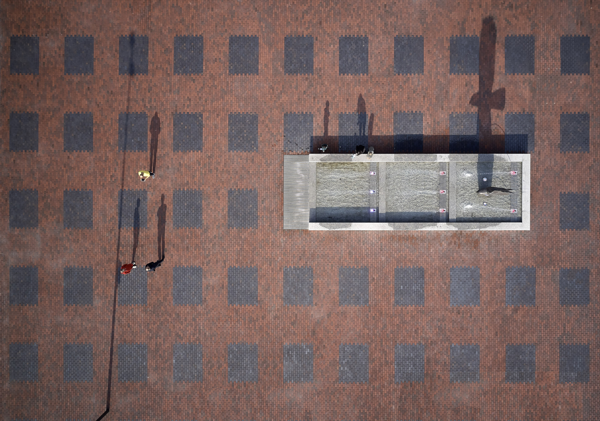 Náměstí 28. října v Orlové, Atelier RAW: Architekti z Atelieru RAW říkají, že chtěli materiálově navázat na stavební tradici Slezska z přelomu 19. a 20. století, kdy zde vznikaly stavby z neomítaných cihel