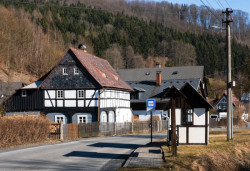 Kryštofovo údolí charakterizují roubené a hrázděné domy, které jsou dnes součástí vesnické památkové zóny.