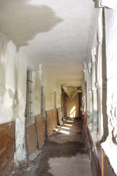 Interiéry kapucínského kláštera v Žatci před obnovou.