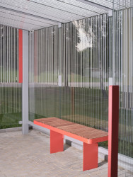 Integrovaná lavička může být doplněna o USB nabíjení, které čerpá energii ze sítí či z doplňkových fotovoltaických panelů.