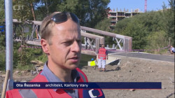 Aby toho nebylo málo, Česká televize autora ve večerních Událostech z 31. 8. 2015 označila chybně jako architekta. Inženýr tak navrhl most nevalné kvality a ostuda za to padla na hlavy architektů. Bohužel je to poměrně častý scénář / Ing. Ota Řezanka, Lávka přes Ohři v Karlových Varech – foto