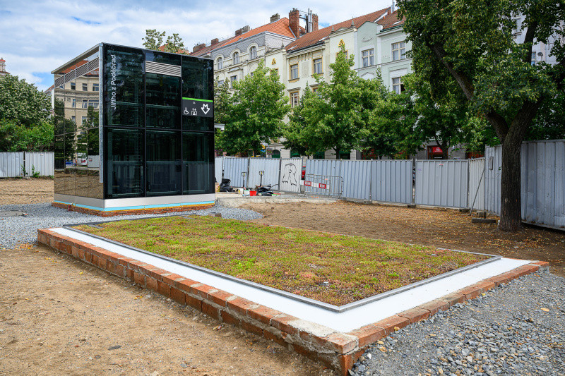 Zrekonstruovaná stanice metra Jiřího z Poděbrad je nově přístupná i osobám s omezenou schopností pohybu a orientace. 