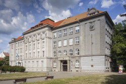 Budova obchodní akademie byla součástí rozsáhlého školního areálu. Hanuš Zápal ho navrhoval, když mu bylo teprve pětadvacet let.