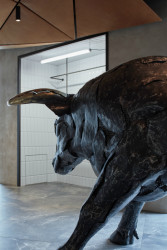 Steak Restaurant v prostorách bývalé STK autodílny, Komplits