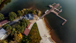 Areál městské plovárny s molem (Koncepce úprav okolí Kamencového jezera, studio Refuel)