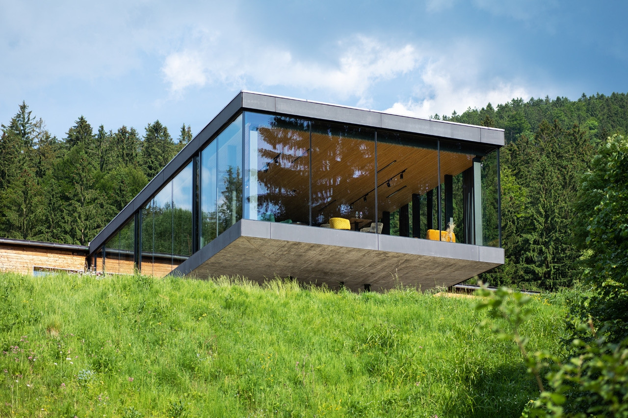 Přístavba hotelu U Holubů v Čeladné z dílny Kamil Mrva Architects