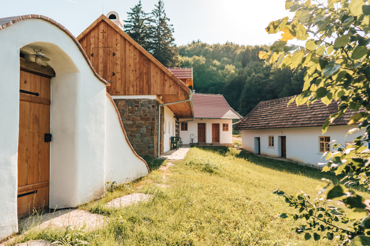 Skanzen Janúšova usedlost na Žítkové (Obnova Janúšovy usedlosti na Žítkové; Hlinaři)