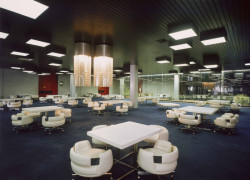 Prostorné foyer mezi kinosály v hotelu Thermal mělo sloužit návštěvníkům festivalu jako místo,
kde se setkají mezi jednotlivými promítáními. Foyer se sice nachází hluboko v interiéru stavby,
díky velkoformátovým oknům je zde ale stále vidět denní světlo.