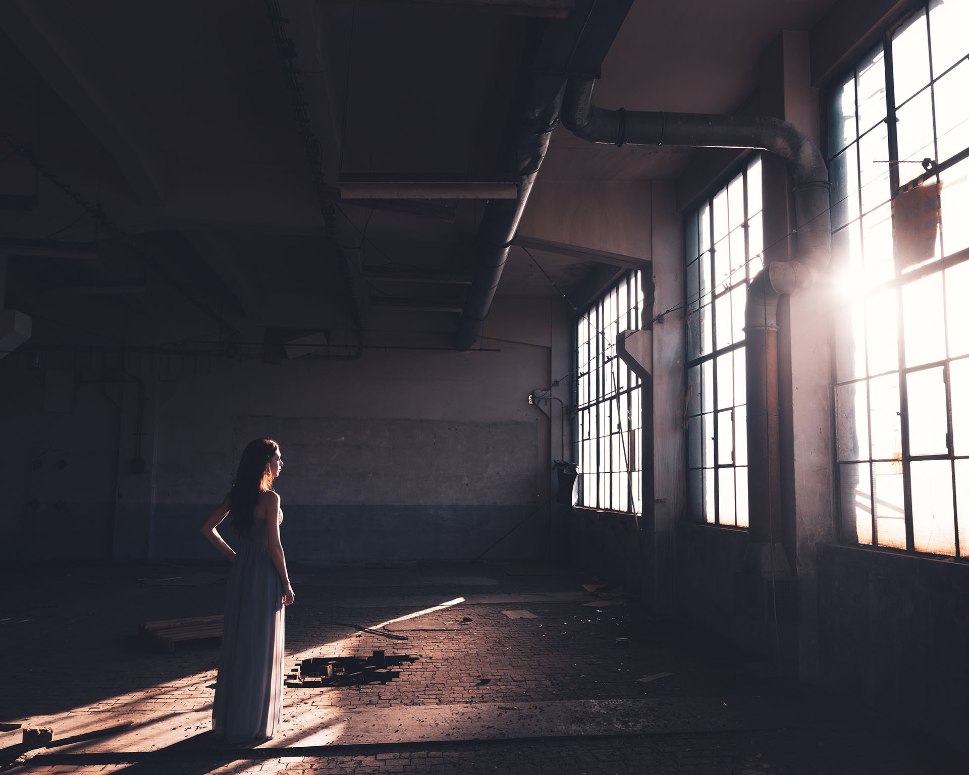 Po většině průmyslových areálů zůstane zřejmě jenom pocit nostalgie. Dokud aspoň částečně stojí, můžete si je projít podle webu www.industrialnivychazky.cz, koupit si tu můžete také knižního průvodce. Vše připravil autor fotografií Stanislav Jonák.