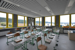 Škola a školka v Letech, Architekt Ondřej Tuček: Učebny jsou osvětleny okny po dvou stranách.
