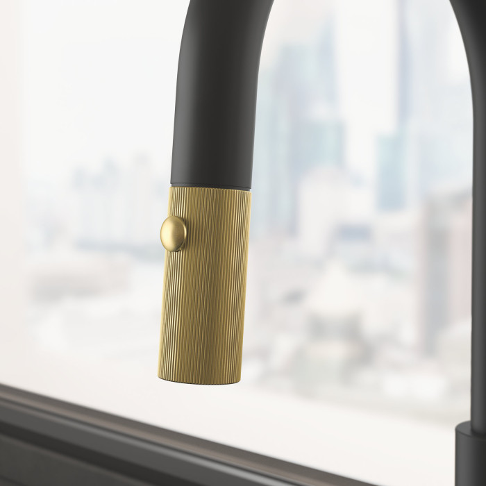 Kuchyňská baterie Maris Stripes - detail zlaté koncovky