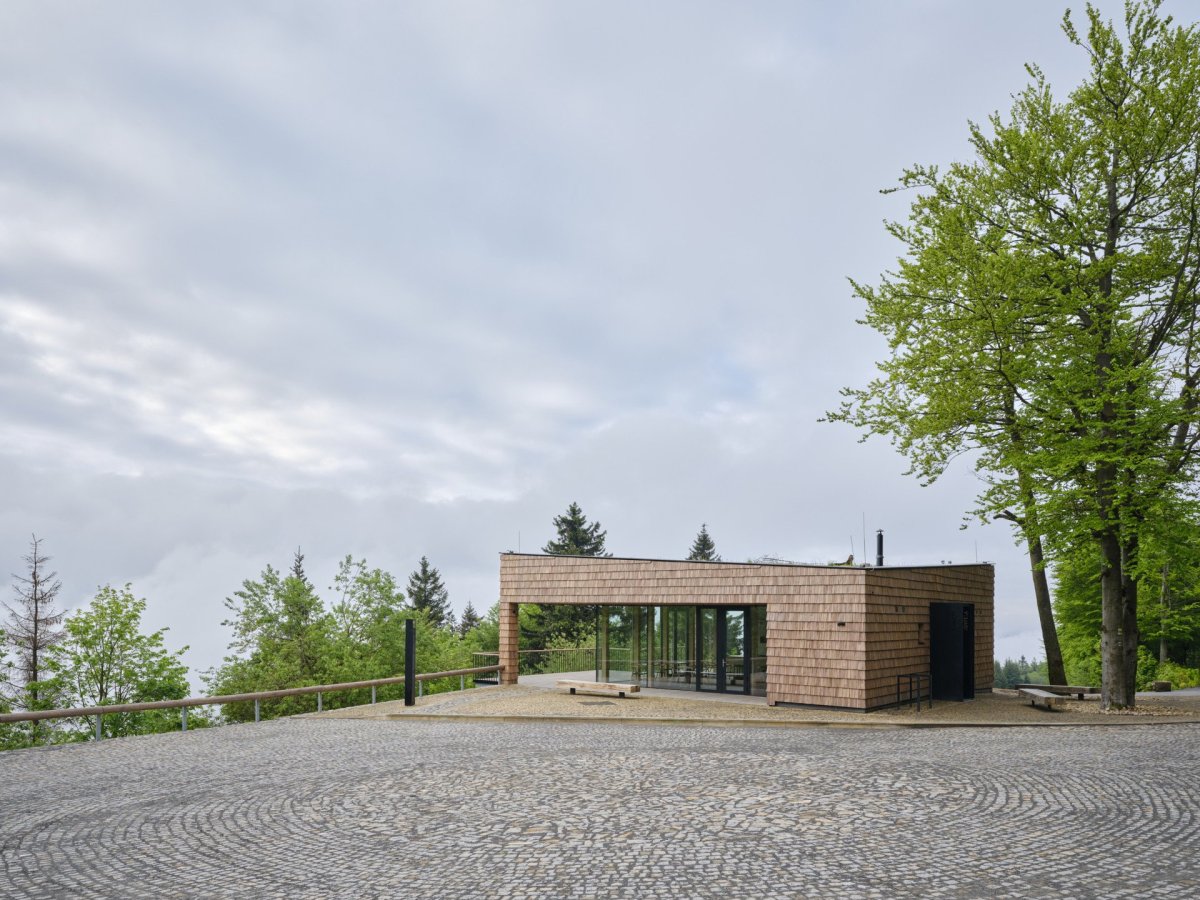 Hned vedle parkoviště i autobusové zastávky (Brána Pusteven; henkai architekti)
