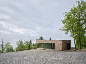 Hned vedle parkoviště i autobusové zastávky (Brána Pusteven; henkai architekti)