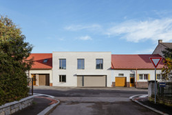 Do ulice má dům dvě podlaží. (RD v Benešově; Ateliér VAS)