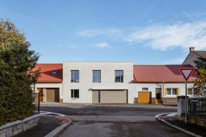 Do ulice má dům dvě podlaží. (RD v Benešově; Ateliér VAS)