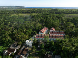 Dvacet čtyři rodinných domů nedaleko moře. (De Residence Pangandaran, Erik Petrus)