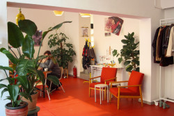 Kavárna s optimistickým názvem “Lajka žije” vznikla společným úsilím rodiny Frostů.