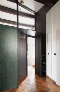 Rekonstrukce bytu v secesní vile, svobodová blaha - Dominantní prvek dělící stěny redefinuje logiku schodišťové haly