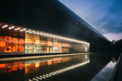 Afrykarium ve Vroclavi: fasáda se odráží ve vodě