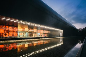 Afrykarium ve Vroclavi: fasáda se odráží ve vodě