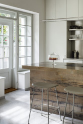 Pohled do kuchyně (Rekonstrukce prvorepublikové vily v Praze, Lenka Míková Architekti)