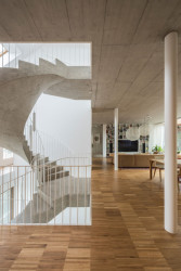 Schodiště, točitý monolitický železobetonový útvar, bylo odlito na místě a působí jako skulptura v prostoru. (Trojdům, Martin Čeněk)