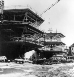 Věra Machoninová se při studiu živila jako asistentka v ateliéru statiky, kde se ji naučila výjimečně chápat. Zde je dobře vidět systém sloupů, které drží jednotlivé hexagonové moduly.