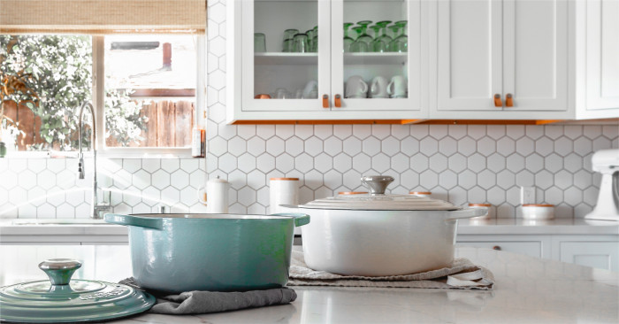 Mozaika HEXAGONY vynikne například v kuchyni za pracovní deskou.