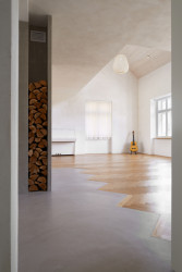 Dům v Ostopovicích, ORA: Zvenčí je dům střídmý, bílá barva a dřevo se dostalo i do interiérů