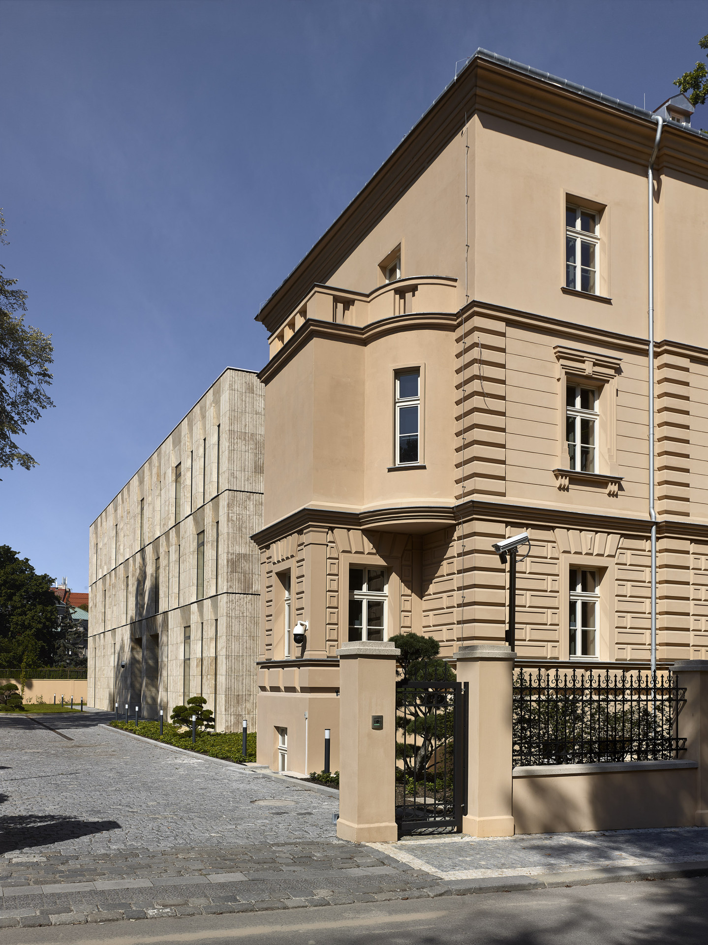 Rekonstrukce a dostavba Korejského velvyslanectví v Praze, SIAL architekti a inženýři spol. s r.o.: Konstrukční výšky přístavby se inspirují stávající budovou novorenesanční vily