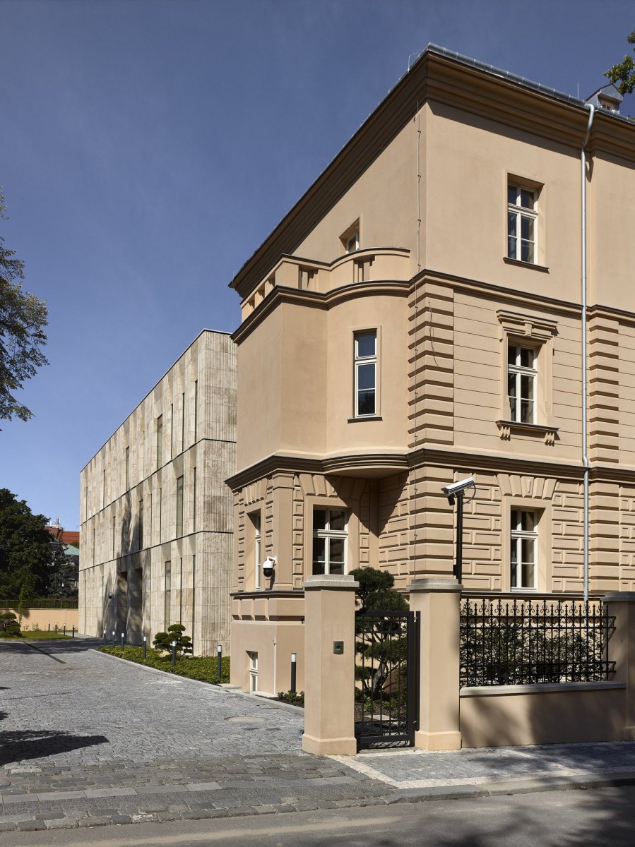 Rekonstrukce a dostavba Korejského velvyslanectví v Praze, SIAL architekti a inženýři spol. s r.o.: Konstrukční výšky přístavby se inspirují stávající budovou novorenesanční vily
