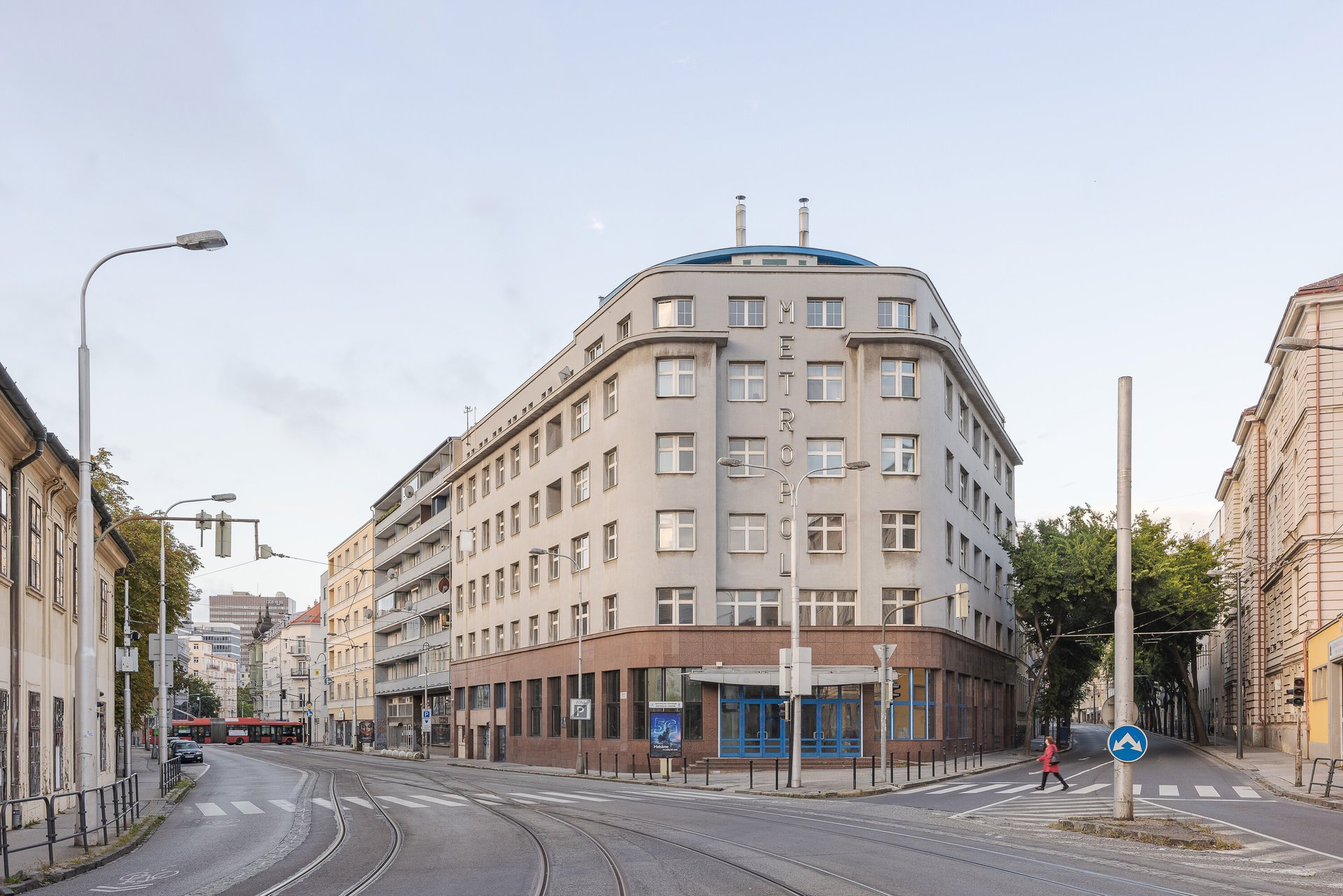 Metropol pochází z roku 1927, nyní se změnil na moderní co-livingový bytový komplex. (Metropol Be One Apartments v Bratislavě od BEEF ARCHITEKTI)