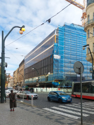 Fotografie z průběhu rekonstrukce s ještě plně nedokončeným novým pláštěm - listopad 2023