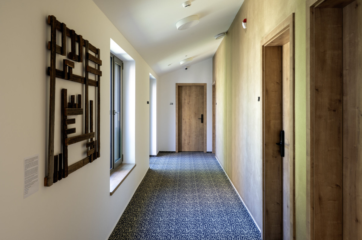 Hotelová chodba (Hotel Bronzo v Brně; Ateliér Štěpán)