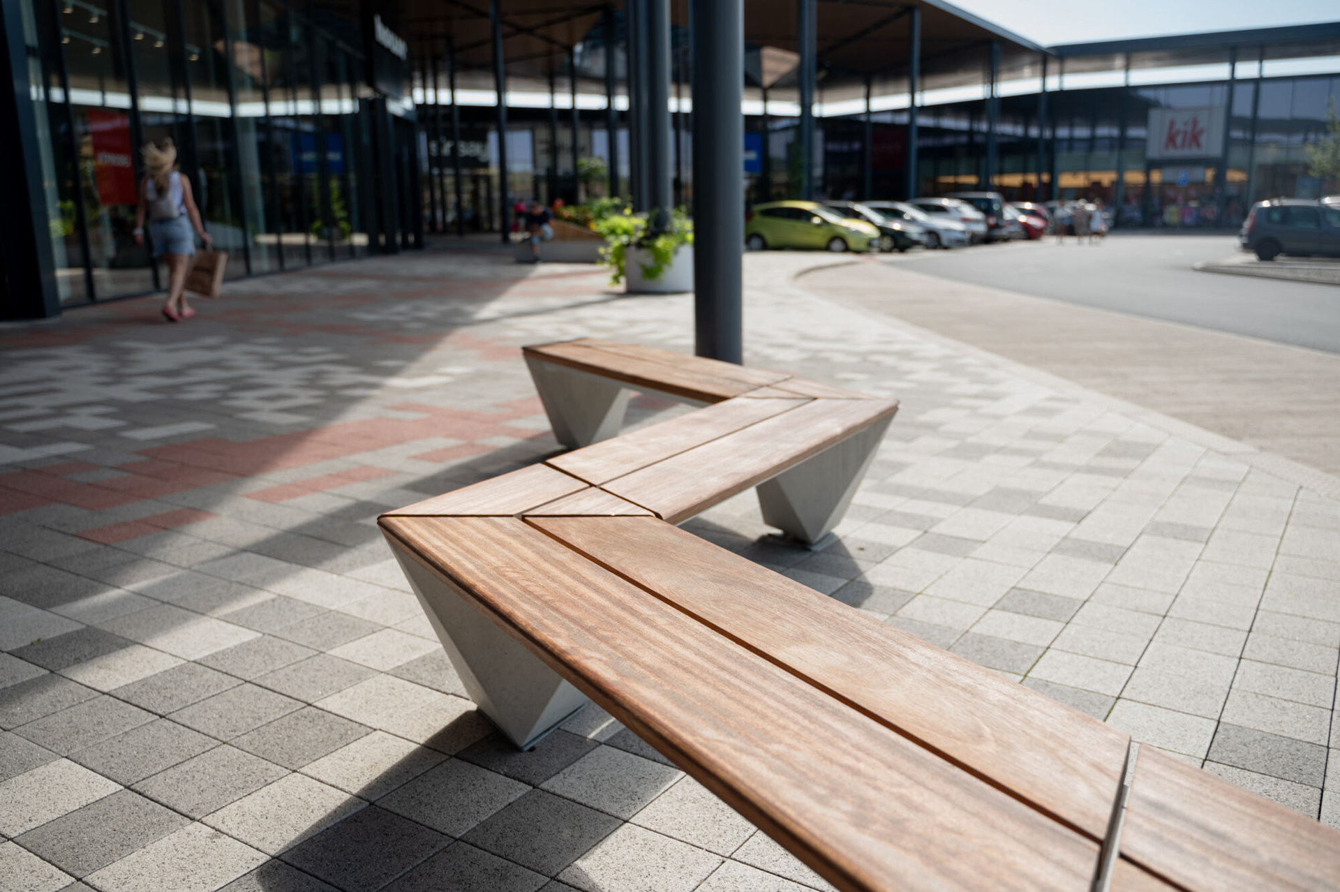 Lavičky Spirit s betonovým základem a dřevěným sedákem.