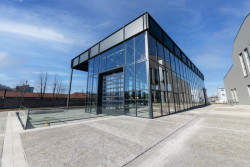 Depozitář jako vitrína pro vozy automobilky Tatra od dvojice Jiří Liškutín a Ladislav Zahradníček