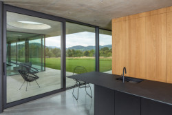 Ateliér Kamila Mrvy realizoval rodinný dům pro milovníka betonu v Žilině u Nového Jičína.