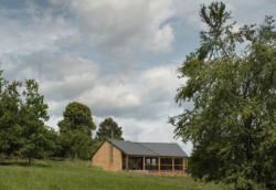 Největší výzvou bylo zakládání stavby. V zemi je 18 pilotů. (Víkendový dům v Českém ráji, NEW HOW Architekti)