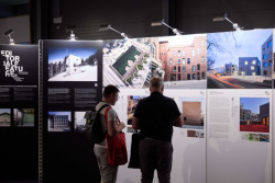 Výstava Project Wall představila výběr čtyřiceti realizací od architektů, interiérových a světelných designérů či krajinářských architektů z celého světa.