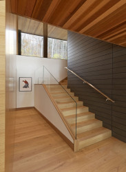 Vláknocementové desky mají využití v mnoha interiérech - v restauracích, galeriích, stanicích metra i doma. (na obrázku dům u jezera v Kanadě, použití desky Swisspearl Avera AV020)