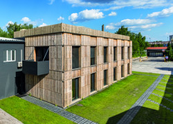 Výsledkem je stavba, která vypadá jako nová. Má plochou střechu a člení ji velká francouzská okna. (Administrativní budova Fortemix v Paskově od PROJEKTSTUDIO)