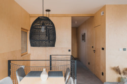 Pohled do hlavního obytného prostoru (Dům Větrník v Ruprechticích od atakarchitekti)