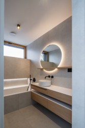 Koupelna (Přízemní dům s fasádou z opalovaného dřeva; Luni architekti)
