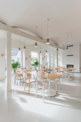 Při rekonstrukci se prostor očistil od pozdějších úprav, nově vychází z jeho historické podoby. (Interiér restaurace Blatenský dvůr, Dominik Cvrček)