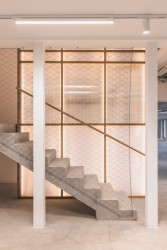 Detail transparentních příček - jsou z dubových trámků a polykarbonátu. (Ateliér v panelárně od A8000)