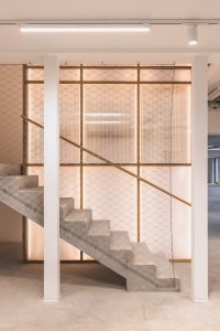 Detail transparentních příček - jsou z dubových trámků a polykarbonátu. (Ateliér v panelárně od A8000)