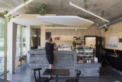 Interiér kavárny, na bar se použila žula z vodního prvku, který kavárna nahradila. (Park Střed v Mostě, Rehwaldt Landscape Architects + Atelier Hoffman)